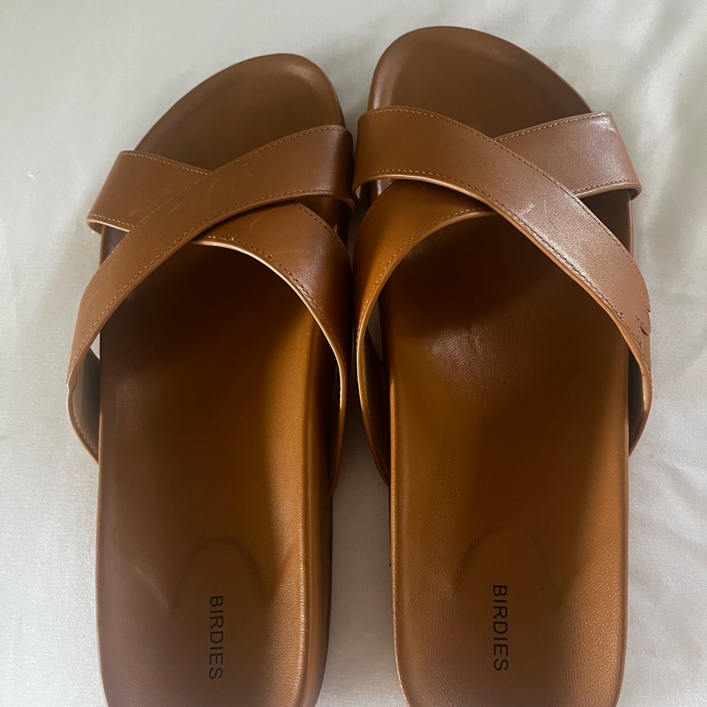 EUC Birdies sandals with cute scallop detail on the side